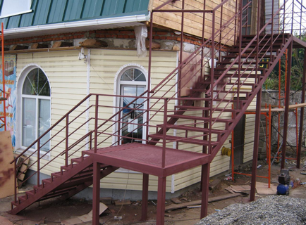 Scări de scară din metal la etajul doi, fotografie de fier pentru o reședință de vară