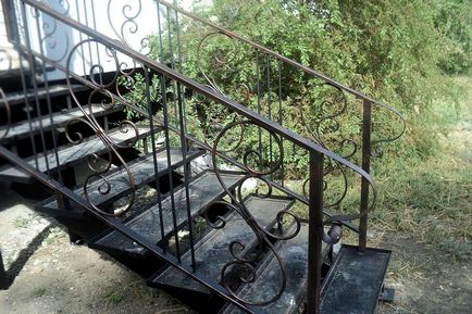 Scări de scară din metal la etajul doi, fotografie de fier pentru o reședință de vară