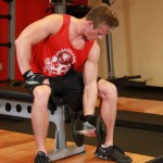 Exercitarea ciocanului pe biceps crește volumul, culturismul