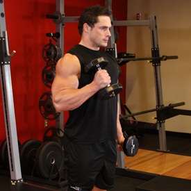 Exercitarea ciocanului pe biceps crește volumul, culturismul