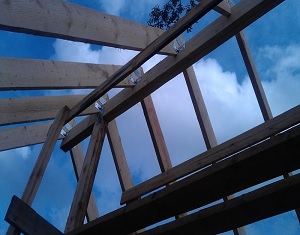 Instalarea acoperișului acoperișului în casă din bustenii calibrați