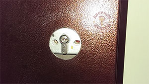 Instalarea încuietorii în ușa metalică - lucrarea comandantului