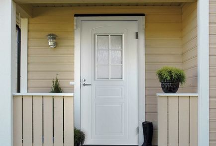 Usi de intrare din lemn izolate pentru o casă sau apartament privat, izolație izolată