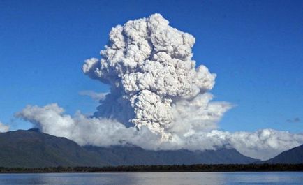 Care este cauza erupției vulcanului