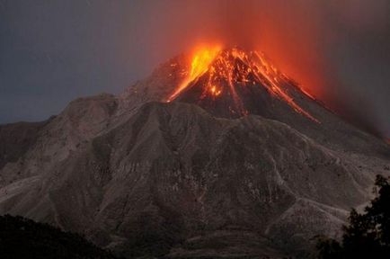 У чому причина виверження вулкана