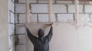 Вирівнювання стін по маяках своїми руками відео