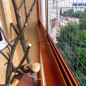 Aviara pentru papagal pe balcon