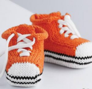 Am tricot copii cu papuci cu ace de tricotat pentru copii de la fotografii și video