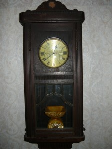 Хитрий ремонт старовинних настінних годинників, розлучення на ремонт