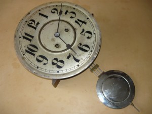 Хитрий ремонт старовинних настінних годинників, розлучення на ремонт