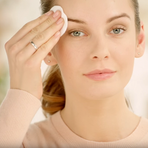 5 ok, hogy távolítsa el a make-up éjjel a tiszta vonalak szakértők