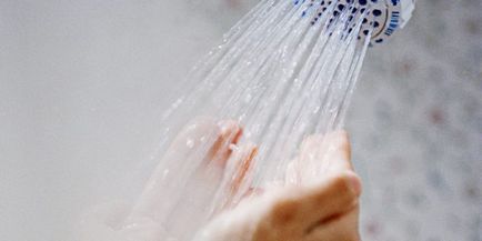 7 Greșeli pe care le faceți atunci când vă spălați părul