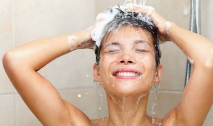 7 Помилок, які ви робите, коли миєте голову