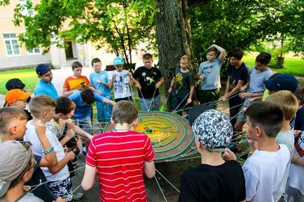 А ви знали, як діти розважаються в літніх таборах, чорт забирай