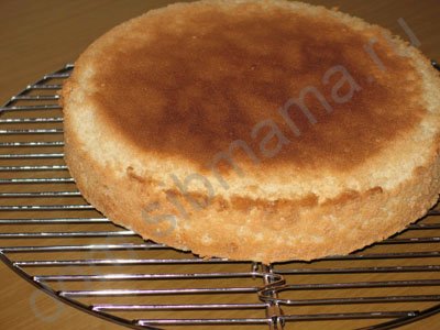 Бісквіт, приготований в каструлі на плиті - торти і тістечка