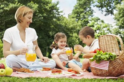 Cum să hrăniți copiii cu un picnic