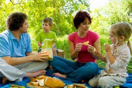 Cum să hrăniți copiii pe un picnic - acasă