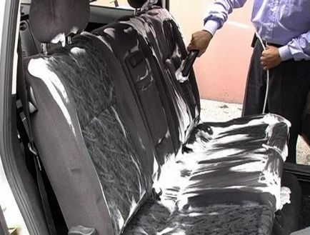 Чим можна почистити сидіння автомобіля - очищаємо в мотлох всрався салон (ніж очистити сидіння)