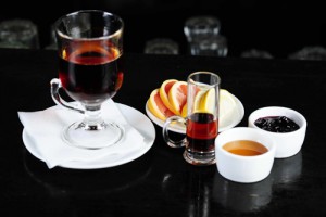 Какво може да се добави чай - греяно вино, ром, бренди безалкохолни коктейли