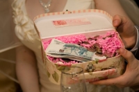 Що подарувати на весілля молодятам оригінальне, недорого
