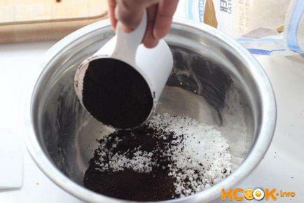 Домашній антицелюлітний скраб для тіла на основі кави і солі - рецепт виготовлення