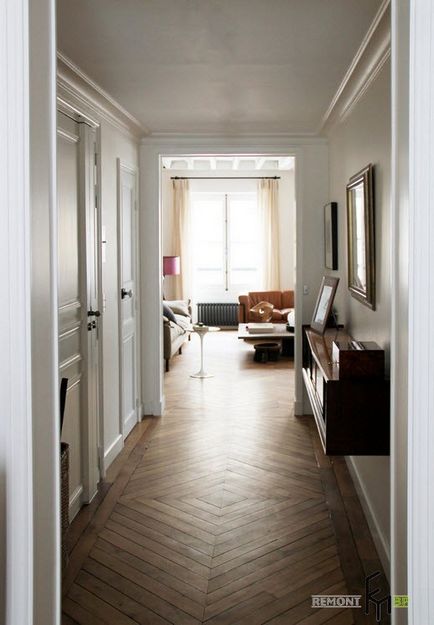 Apartament pe două nivele în vechea casă pariziană a interiorului francez din fotografie