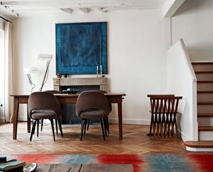 Apartament pe două nivele în vechea casă pariziană a interiorului francez din fotografie