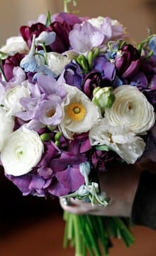 Фіолетовий букет нареченої ідеї і фото оформлення