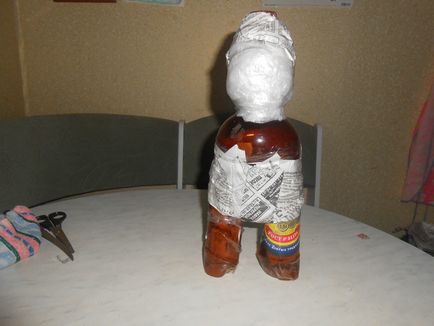 Gnome de sticle de plastic și papier-mache