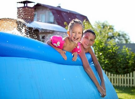 Cum să cureți apa în piscina gonflabilă