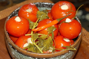 Як маринувати на зиму помідори рецепт маринованих помідорів з часником всередині і особливості