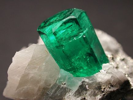 Cum se numește piatra verde, care este curățată cu aur și argint - o piatră verde în argint - diferită