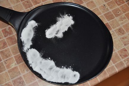 Cum se spală o tavă de ceramică din depozitele de carbon