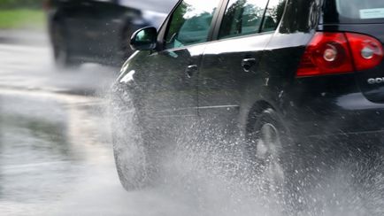 Care ar trebui să fie distanța dintre mașini pe un drum uscat și umed, în oraș și pe șosea