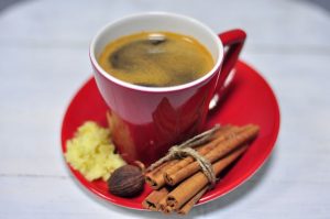 Cafea cu mirodenii care adaugă condimente și repetări