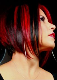 Red szálakat sötét haja