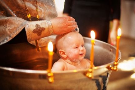 Botezul unui copil se referă la reguli, tradiții și semne