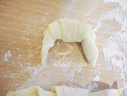 Croissante cu brânză din patiserie gata preparată