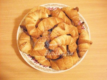 Croissante cu brânză din patiserie gata preparată