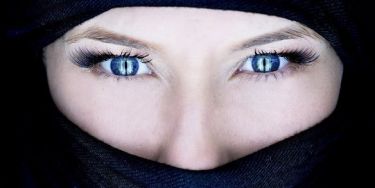 Oamenii cu ochi albaștri sunt adorabili