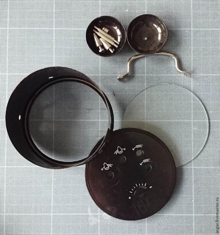 O mică vitrină de la ceas cu alarmă cu mâinile sale - târg de meșteșugari - manual, manual