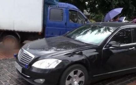 A Mercedes - villogó fények fejét a ROC autós túrák az épületek között a Szentháromság-St • Portál