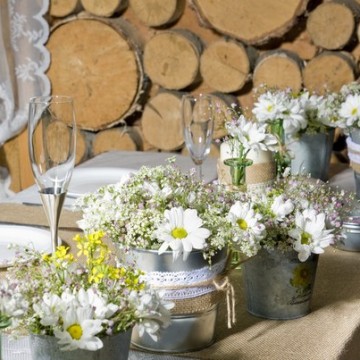 Decorarea și decorarea mesei pentru nunta cu lumânări, vase și flori