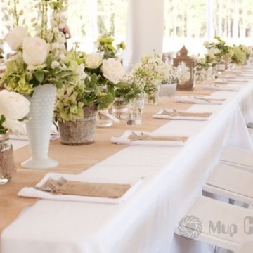 Оформлення і прикраса столу на весілля свічками, посудом і квітами