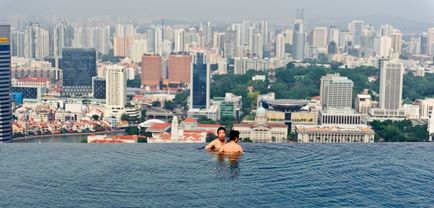 O piscină uriașă pe acoperișul unui zgârie-nori