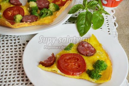 Omelet cu broccoli, roșii și cârnați