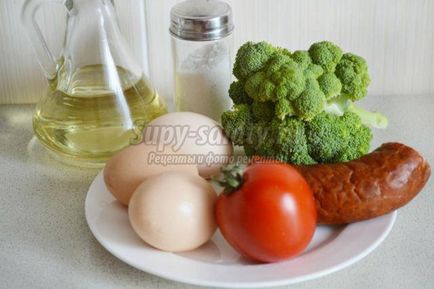 Omelet cu broccoli, roșii și cârnați