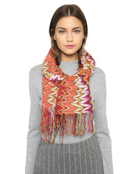 Помаранчевий шарф, жіноча мода