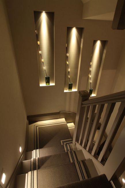 Világítás lépcsőn a második emeleten egy magánlakás vagy nyaraló, hogyan lehet az automatikus háttérvilágítás