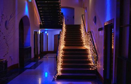 Освітлення сходів в приватному будинку на другий поверх